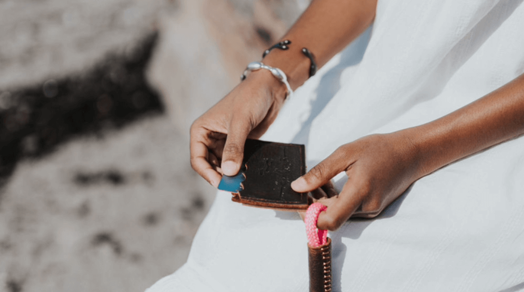 Mini leather card holders with scalloped edge